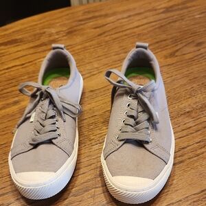 Cariuma Gray Canvas Sneaker Size M8.5 W10